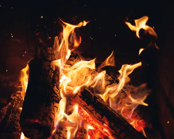 Queimando troncos de fogo com faíscas na lareira — Fotografia de Stock