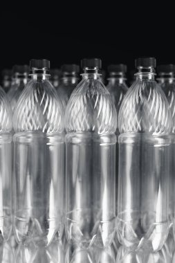 siyah arka plan üzerinde boş plastik şişeler