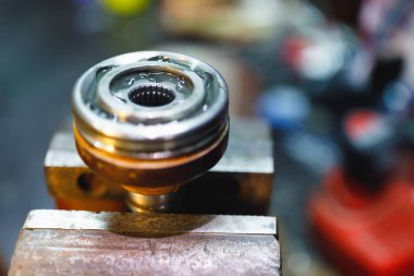 Eski garajda Atv sabit hızda CV eklem onarımı