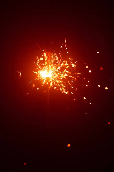 Chispa de Navidad en neblina con luz roja — Foto de Stock