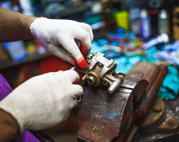 Atv hydraulisk skiva broms caliper system reparation med händerna i gamla garage — Stockfoto