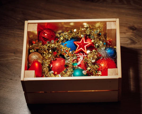 Ozdoby świąteczne, przechowywane w drewniane pudełko — Zdjęcie stockowe