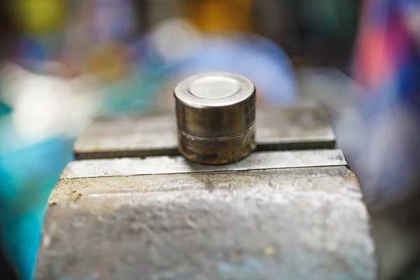 ATV hidráulico disco freio paquímetro cilindro de reparação na garagem antiga — Fotografia de Stock