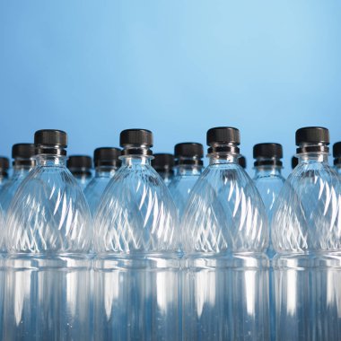 mavi arka plan üzerinde boş plastik şişeler