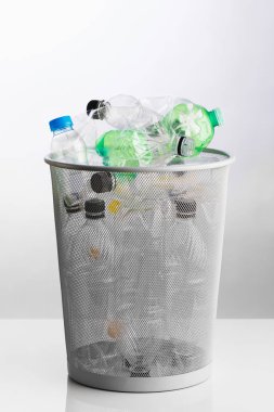 Atık plastik şişeli çöp kutusu, gri arkaplan