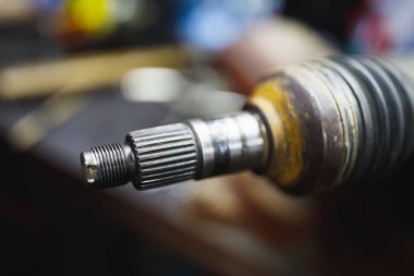 Eski garajda Atv sabit hızda CV eklem onarımı