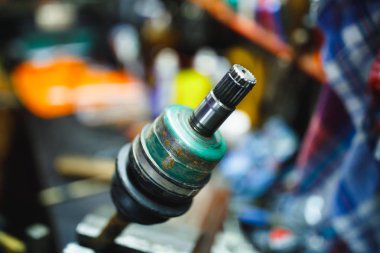 Eski garajda Atv sabit hızda CV eklem onarımı