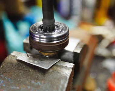 Eski garajda Atv sabit hızda CV eklem onarımı