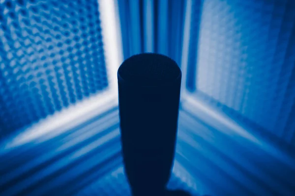 Silueta del micrófono en el estudio de grabación de sonido, fondo de espuma acústica azul — Foto de Stock