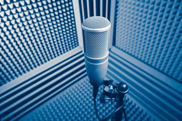 Profesionální mikrofon v nahrávacím studiu, modré akustické pěny pozadí — Stock fotografie
