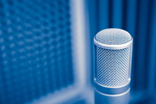 Microfone profissional em estúdio de gravação de som, fundo de espuma acústica azul — Fotografia de Stock