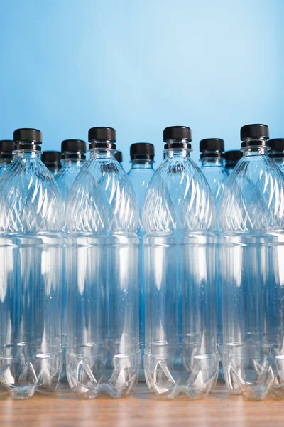 Botellas de plástico vacías sobre fondo azul — Foto de Stock