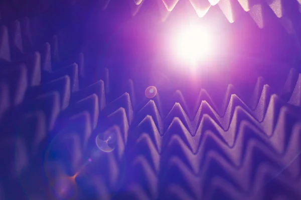Fondo abstracto pirámide de espuma acústica con luz brillante — Foto de Stock