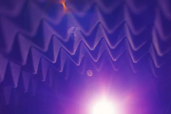 Akustyczna pianka Piramida streszczenie tło z blask światło — Zdjęcie stockowe