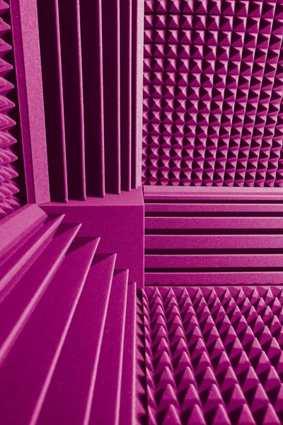 Absorbente de espuma acústica y trampas de graves para amortiguar el sonido de fondo púrpura — Foto de Stock