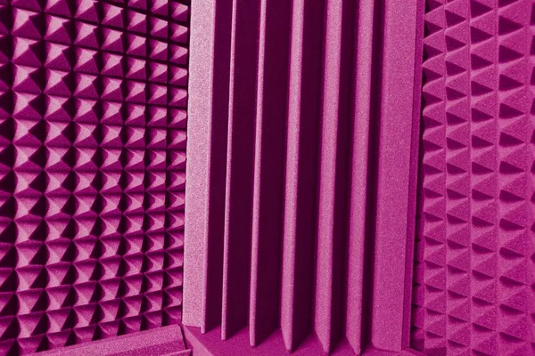 消声紫色背景的吸声泡沫吸声器和低音收集器 — 图库照片
