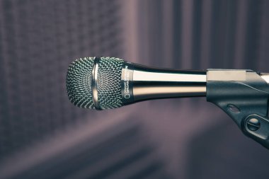 Stüdyoda akustik köpük duvarlı kahverengi arka plan.