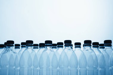 mavi arka plan üzerinde boş plastik şişe siluetleri