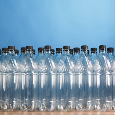 mavi arka plan üzerinde boş plastik şişeler