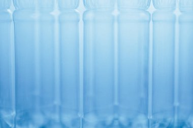 boş plastik şişemavi soyut arka plan, yakın çekim görünümü