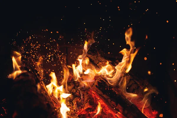 Quema de troncos de fuego con chispas en la chimenea —  Fotos de Stock