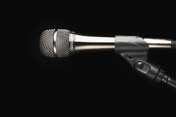 Mikrofon na podstawce, czarne tło — Zdjęcie stockowe