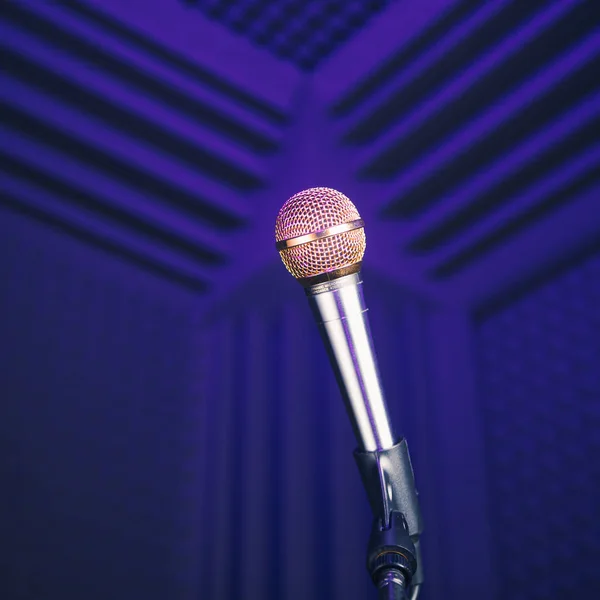 Złoty mikrofon na stojaku, fioletowe tło z pianką akustyczną w studio — Zdjęcie stockowe