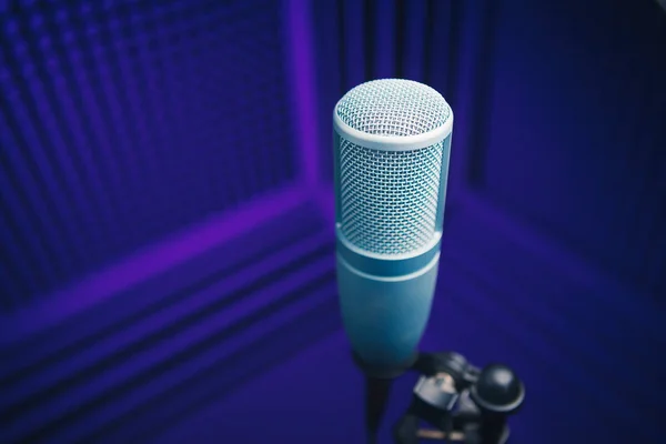 Microfone profissional em estúdio de gravação de som, fundo de espuma acústica roxa — Fotografia de Stock
