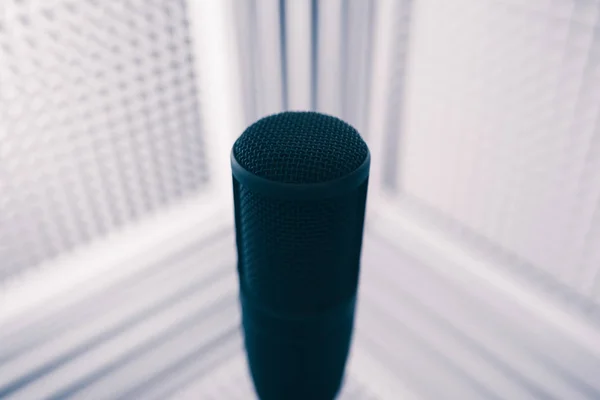 Silueta del micrófono en el estudio de grabación de sonido, fondo de espuma acústica —  Fotos de Stock