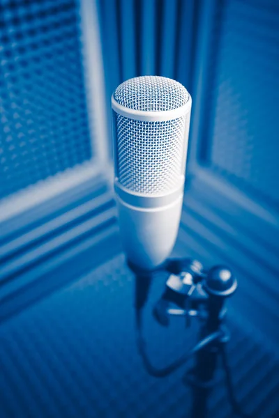 Micrófono profesional en estudio de grabación de sonido, fondo de espuma acústica azul — Foto de Stock