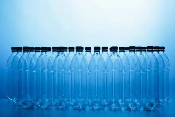 Lege plastic fles silhouetten op blauwe achtergrond — Stockfoto