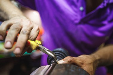 Atv sabit hız CV eklem onarımı kerpetenle eller tarafından yapılır