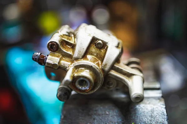 Atv hydraulisk skiva broms caliper system reparation i gammalt garage — Stockfoto