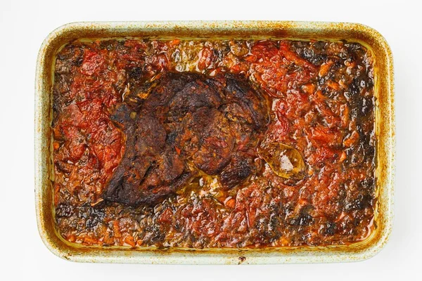 Fırında pişirilmiş domatesli et, üst manzara. — Stok fotoğraf