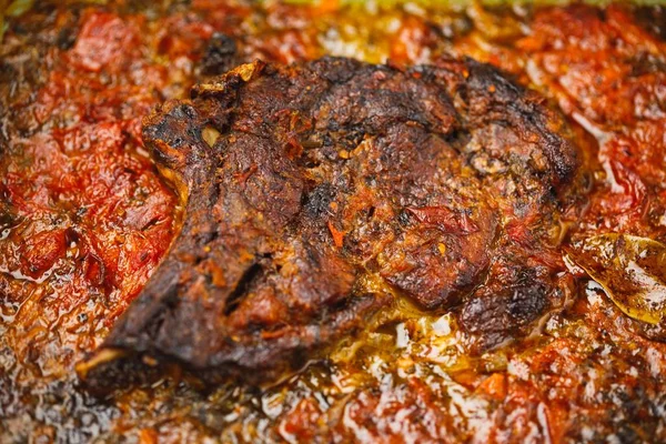 Fleisch mit im Ofen gebackenen Tomaten, Nahsicht — Stockfoto