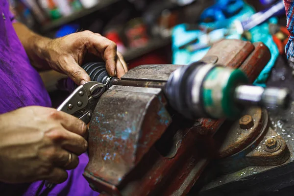 Atv konstant hastighet Cv gemensamma reparation med händerna i gamla garage — Stockfoto