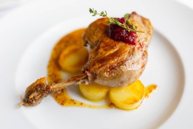 Patates ve hardal soslu kızarmış ördek budu.