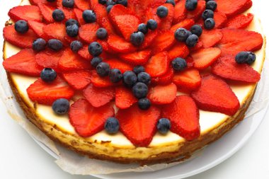 Çilekli ve yaban mersinli cheesecake, yakın çekim.