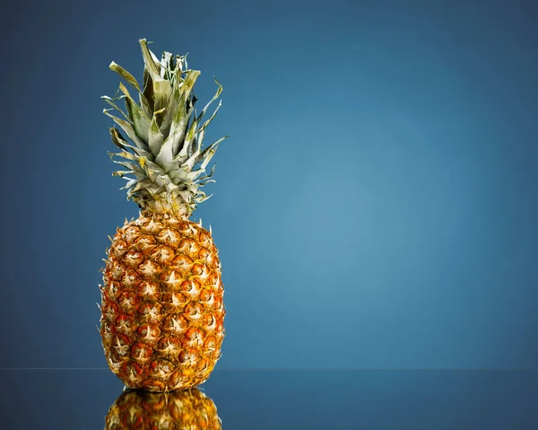 Mavi Arka Planda Taze Ananas — Stok fotoğraf