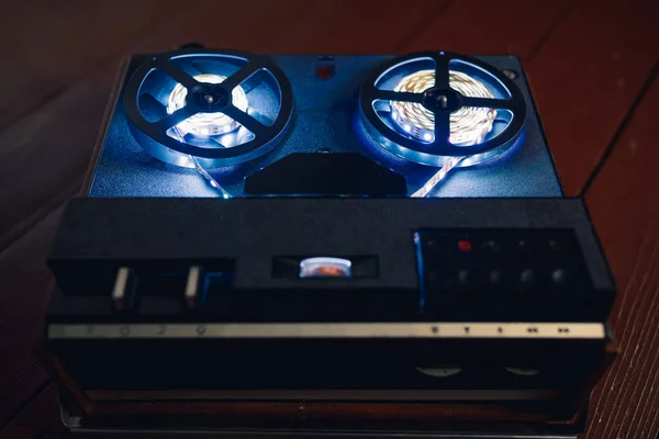 リール リール オーディオ テープ レコーダー青いLedライト ストリップ — ストック写真