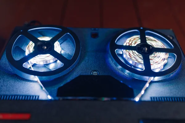リール リール オーディオ テープ レコーダー青いLedライト ストリップ — ストック写真