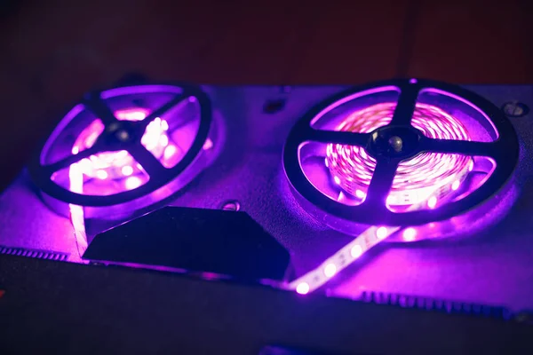 带紫色带光带的卷筒式录音机 — 图库照片