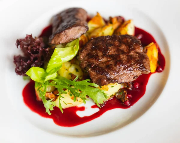 Entensteak Vom Grill Mit Preiselbeersoße Und Kartoffeln — Stockfoto