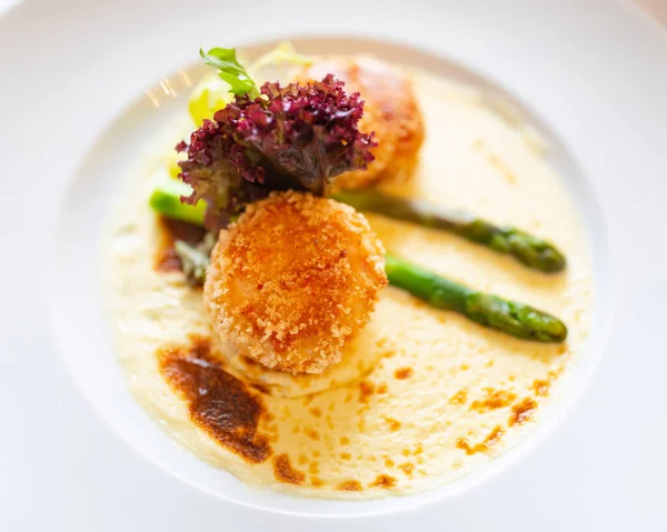 Polpette Granchio Fritte Con Asparagi Piatto Bianco — Foto Stock