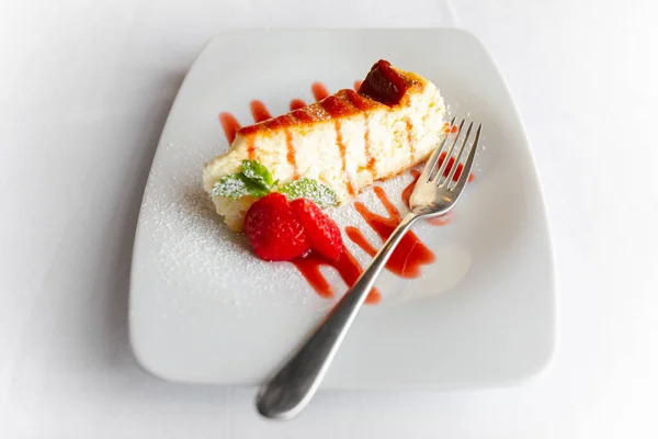 Torta Formaggio Con Fragola Piatto Bianco — Foto Stock