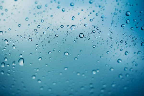 Wassertropfen Auf Glasfenster Grüner Und Blauer Hintergrund — Stockfoto