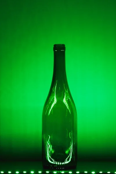 Botella Vino Vacía Abstracta Con Iluminación Verde — Foto de Stock