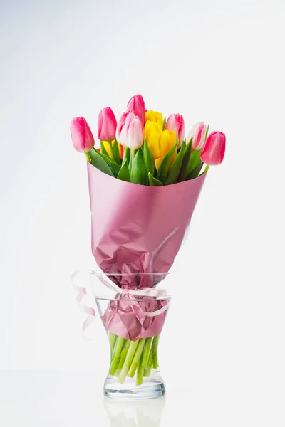 Tulp Bloemen Boeket Een Glazen Vaas Geïsoleerd Wit — Stockfoto