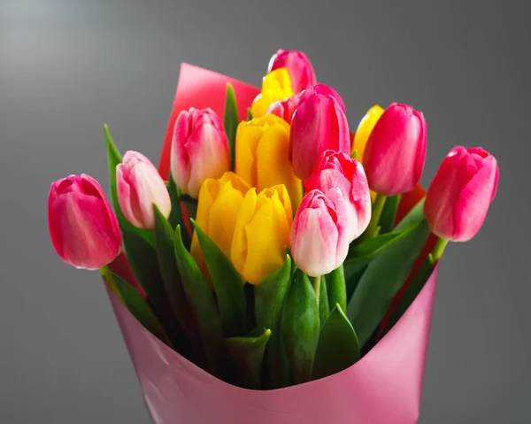 Bukiet Kwiatów Tulipan Widok Bliska Szare Tło — Zdjęcie stockowe
