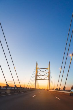 Günbatımında kablo köprü olarak kaldı